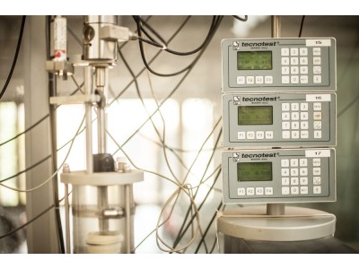 Particolare acquisizione dati spostamenti triassiale