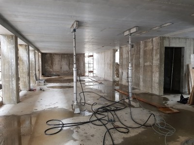 prova di carico con pistoni e trasduttori di spostamento