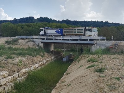 prova di carico con camion e trasduttori di spostamento