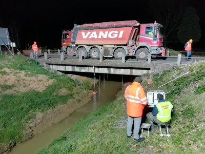 prova di carico con camion e trasduttori di spostamento