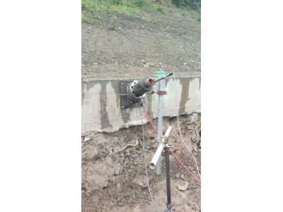 prova di carico in trazione su tirante con cella di carico da 100 ton